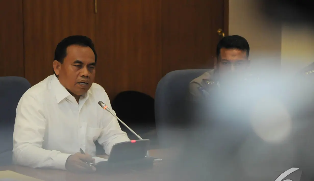 Sekretaris Daerah DKI Jakarta Saefullah menjelaskan tentang rencana Pemda DKI yang akan melarang sepeda motor melintas dibeberapa kawasan di Jakarta mulai 17 Desember, Jakarta, Selasa (2/12/2014). (Liputan6.com/Herman Zakharia)