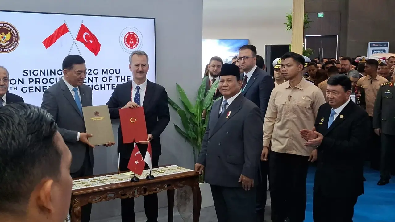 Presiden Prabowo Subianto menyaksikan penandatangan nota kesepahaman (MoU) pengembangan jet tempur generasi kelima antara Indonesia dan Turki.