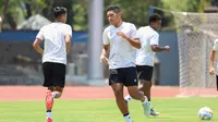 Pemain sayap Timnas Indonesia U-23, Fajar Fathur Rahman, harus mengikuti sesi latihan di Stadion Sriwedari, Solo, Minggu (10/9/2023) di tengah siang bolong setelah hanya bermain 13 menit pada laga kontra Chinese Taipei U-23. (Bola.com/Radifa Arsa)