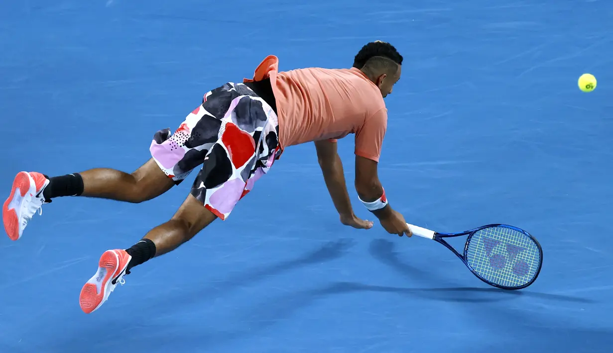 Petenis Australia, Nick Kyrgios berusaha mengembalikan bola Rafael Nadal dari Spanyol selama pertandingan putaran keempat kejuaraan tenis Australia Terbuka di Melbourne, Australia (27/1/2020). Nadal berhasil menembus babak perempat final Australian Open 2020. (AP Photo/Andy Wong)