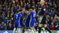 Para pemain Chelsea merayakan gol ke gawang Manchester City pada laga Premier League di Stamford Bridge, London, Rabu (5/4/2017). (AFP/Glyn Kirk)