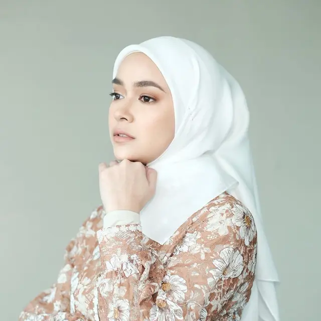 6 Potret Aryani Fitriana Pamer Senyum dari Samping, Hidung Mancungnya Curi Perhatian