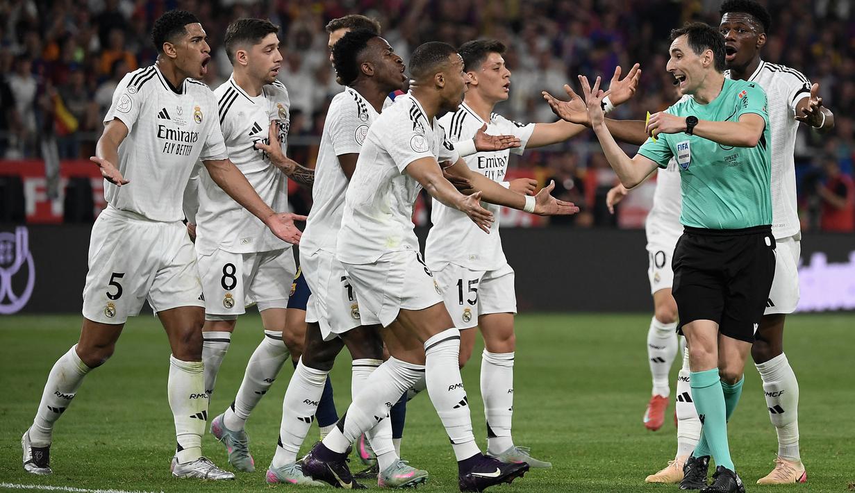 Para pemain Real Madrid melakukan protes terhadap wasit Ricardo De Burgos Bengoetxea dalam laga final Copa Del Rey melawan Barcelona di La Cartuja stadium, Sevilla, Spanyol. (AFP/Josep Lago)