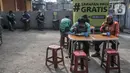 Sejumlah pengemudi ojek online saat menikmati sarapan gratis di Lembaga Sedekah Nusantara, Sawangan, Depok, Minggu (5/9/2021). Aksi sosial ini digelar setiap hari mulai pukul 07.00-09.00 WIB yang menyajikan berbagai menu sarapan hingga 120 porsi tiap harinya. (merdeka.com/Iqbal S Nugroho)