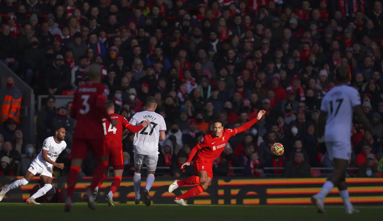 Pemain Liverpool Virgil van Dijk (tengah kanan) mengejar bola saat melawan Brentford pada pertandingan sepak bola Liga Inggris di Anfield, Liverpool, Inggris, 16 Januari 2022. Liverpool menang 3-0. (AP Photo/Jon Super)