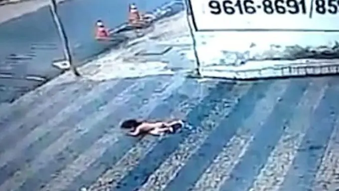 Jatuh dari Lantai Dua, Bocah 'Ajaib' Ini Langsung Berdiri