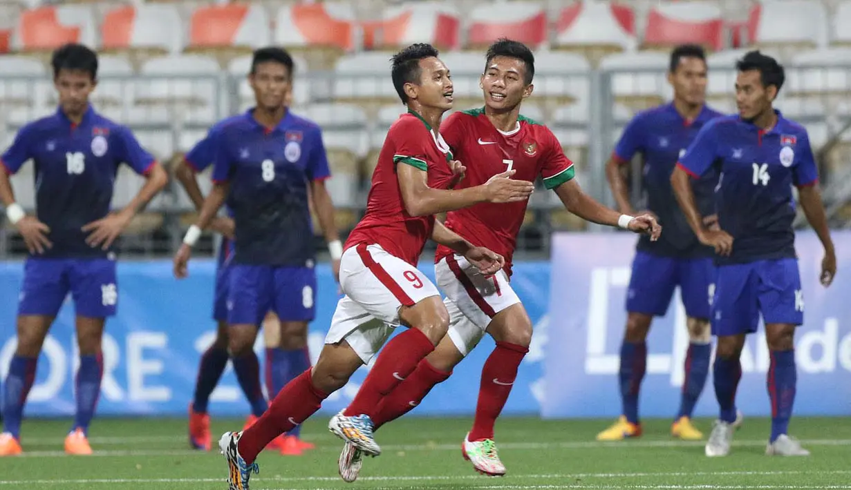 Muchlis Hadi Ning Syaifulloh mencetak gol pertama Indonesia U-23 ke gawang Kamboja U-23. (Bola.com/Arief Bagus)