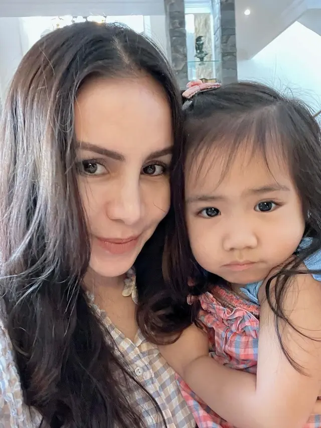 7 Pesona Momo Geisha Tanpa Makeup, Tetap Menawan