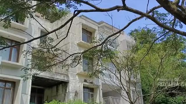 Potret rumah peninggalan alm Olga Syahputra yang terbengkalai (Sumber: Youtube/Rizquna Channel)