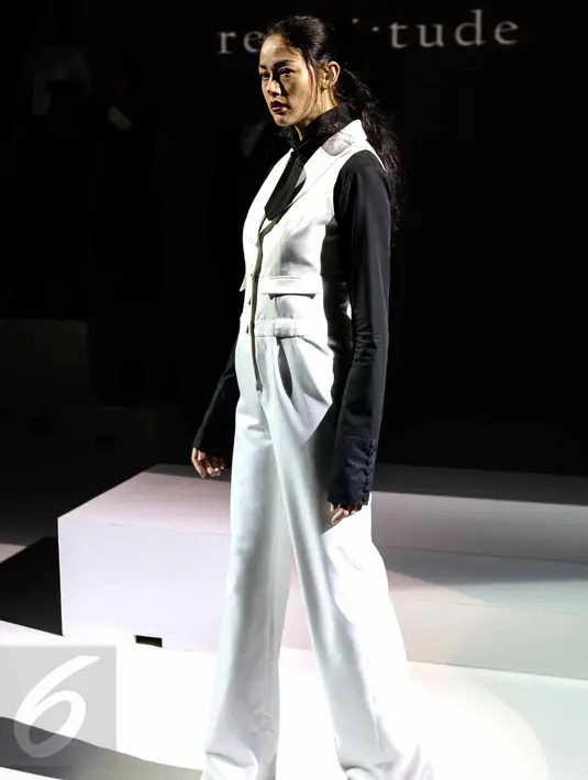 Model mengenakan pakaian rancangan desainer senior Tri Handoko saat tampil di  IPMI Trend Show 2017, Jakarta, (11/11). Bertajuk Rectitude, Tri Handoko memamerkan 16 koleksi Spring Summer 2017. (Liputan6.com/Faizal Fanani)