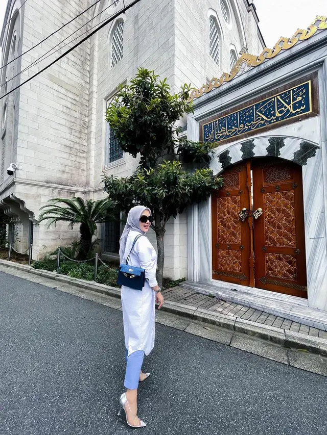 Potret Syahrini di Masjid Camii Tokyo