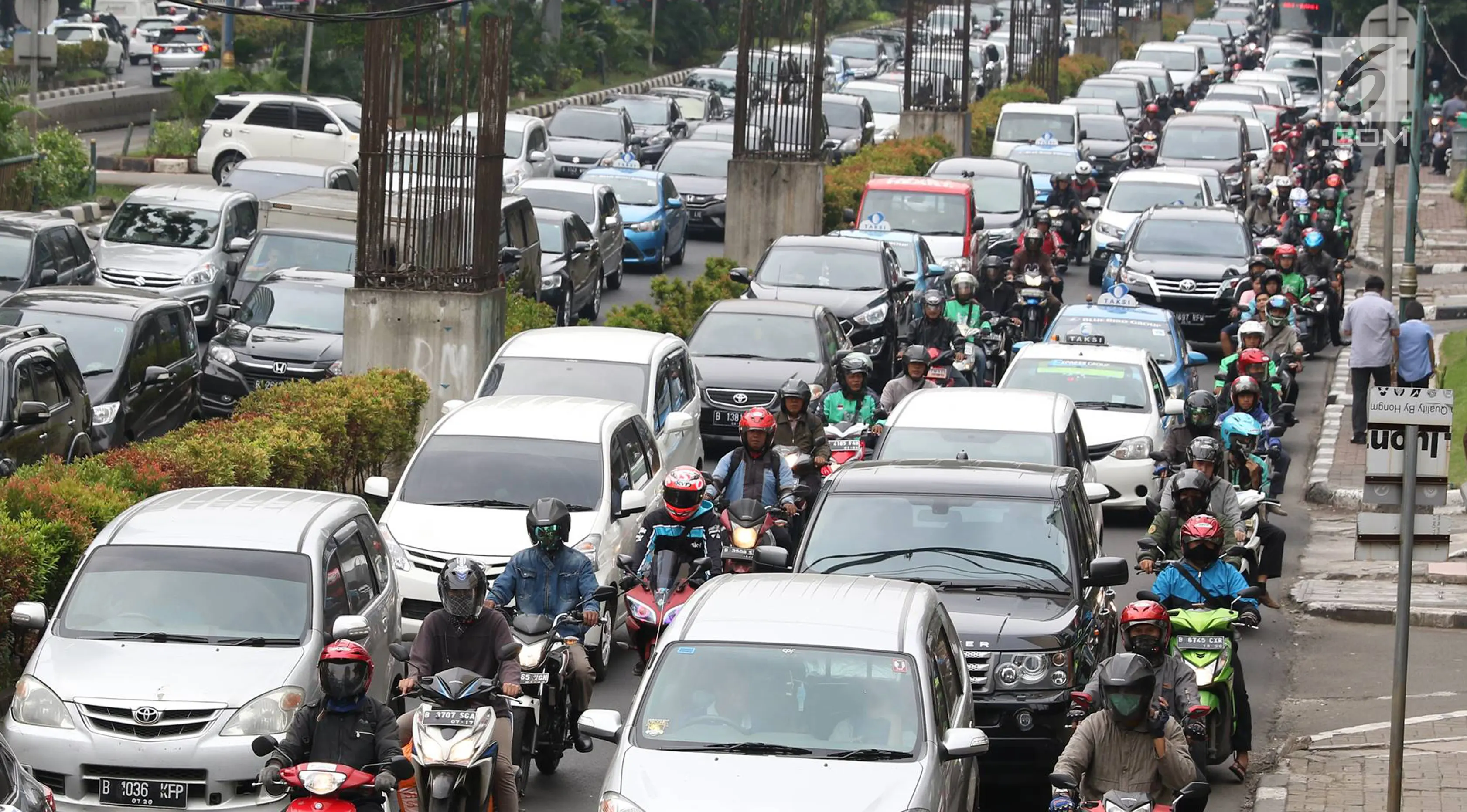 Sejumlah kendaraan melintas di Jalan HR Rasuna Said, Kuningan, Jakarta, Kamis (22/6). Pemprov DKI berencana akan menambah ruas jalan yang tidak boleh dilalui oleh sepeda motor di tiga ruas jalan protokol ibu kota. (Liputan6.com/Immanuel Antonius)