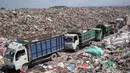 Hanif Faisol Nurofiq menegaskan bahwa TPA Suwung ke depan hanya menerima sampah anorganik atau residu. Tampak dalam foto, truk-truk menunggu untuk membongkar sampah di Tempat Pembuangan Akhir (TPA) Sampah Suwung, Denpasar, Bali, pada Rabu 2 April 2026. (Lana Priatna/AFP)