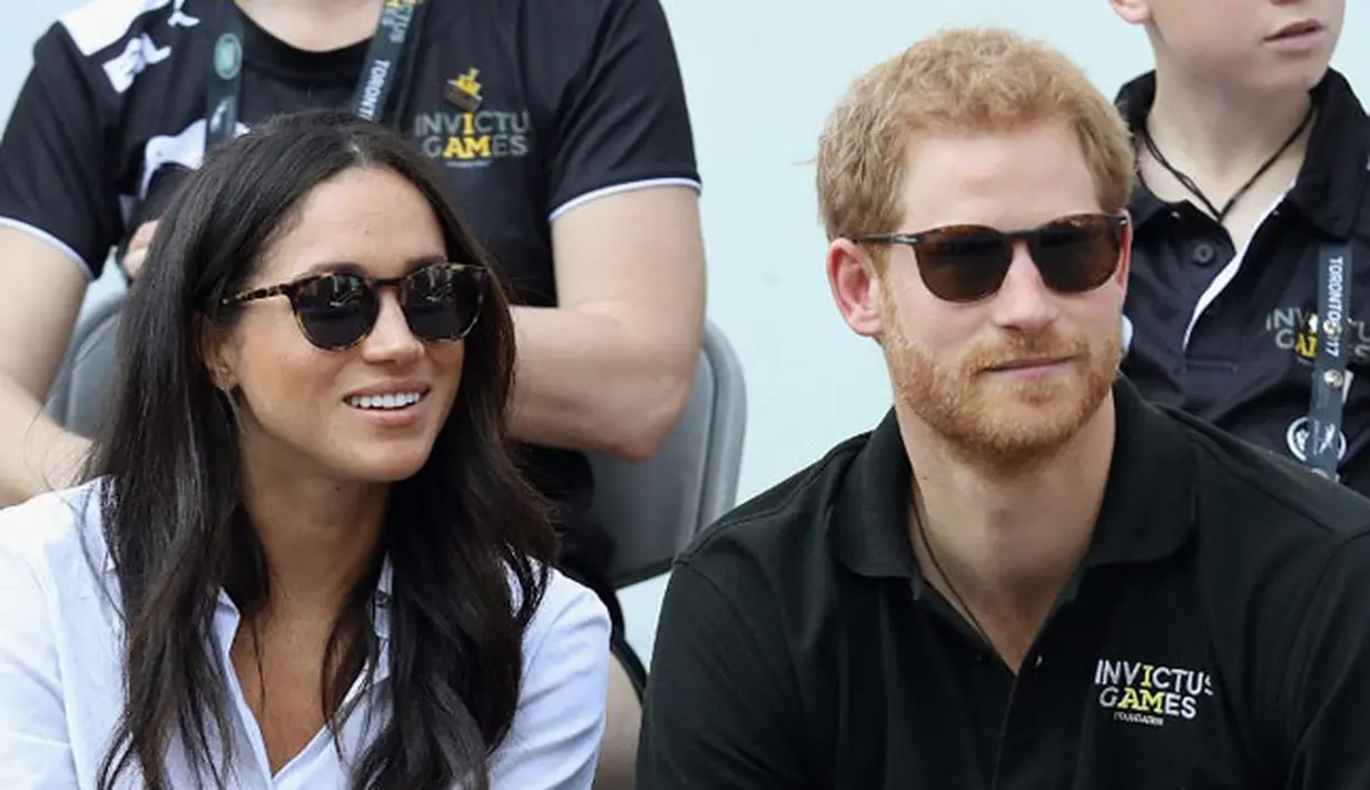 Melansir Ace Showbiz, Selasa (26/9/2017), Meghan dan Harry tampil untuk pertama kalinya di depan publik secara bersamaan untuk menghadiri Invictus Games di Toronto, Senin (25/9/2017). (AFP/Chris Jackson)