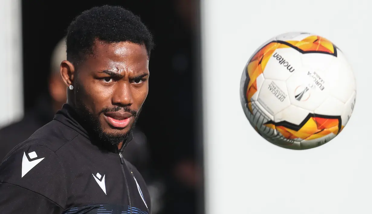 Penyerang Club Brugge, Emmanuel Bonaventure Dennis saat mengikuti sesi latihan tim di Brugge, Rabu (19/2/2020).  Club Brugge akan bertanding melawan wakil Inggris, Manchester United pada leg pertama babak 32 besar Liga Europa di Jan Breydel Stadion. (AFP Photo/Belga/Bruno Fahy)