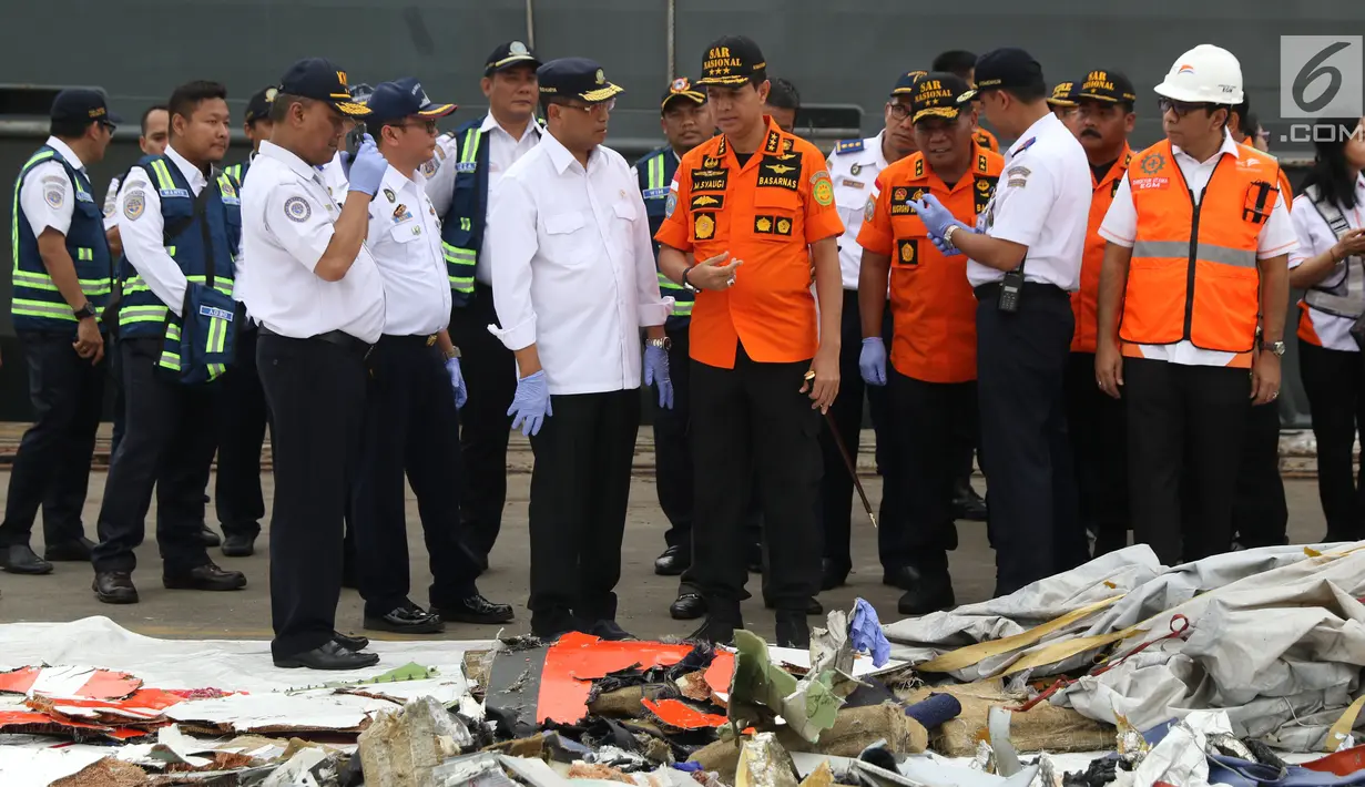Menteri Perhubungan, Budi Karya Sumadi bersama KaBasarnas Marsdya M Syaugi (tengah) melihat barang yang diduga milik penumpang pesawat Lion Air JT 610 di Pelabuhan JICT 2, Jakarta, Selasa (30/10). (Liputan6.com/Helmi Fithriansyah)
