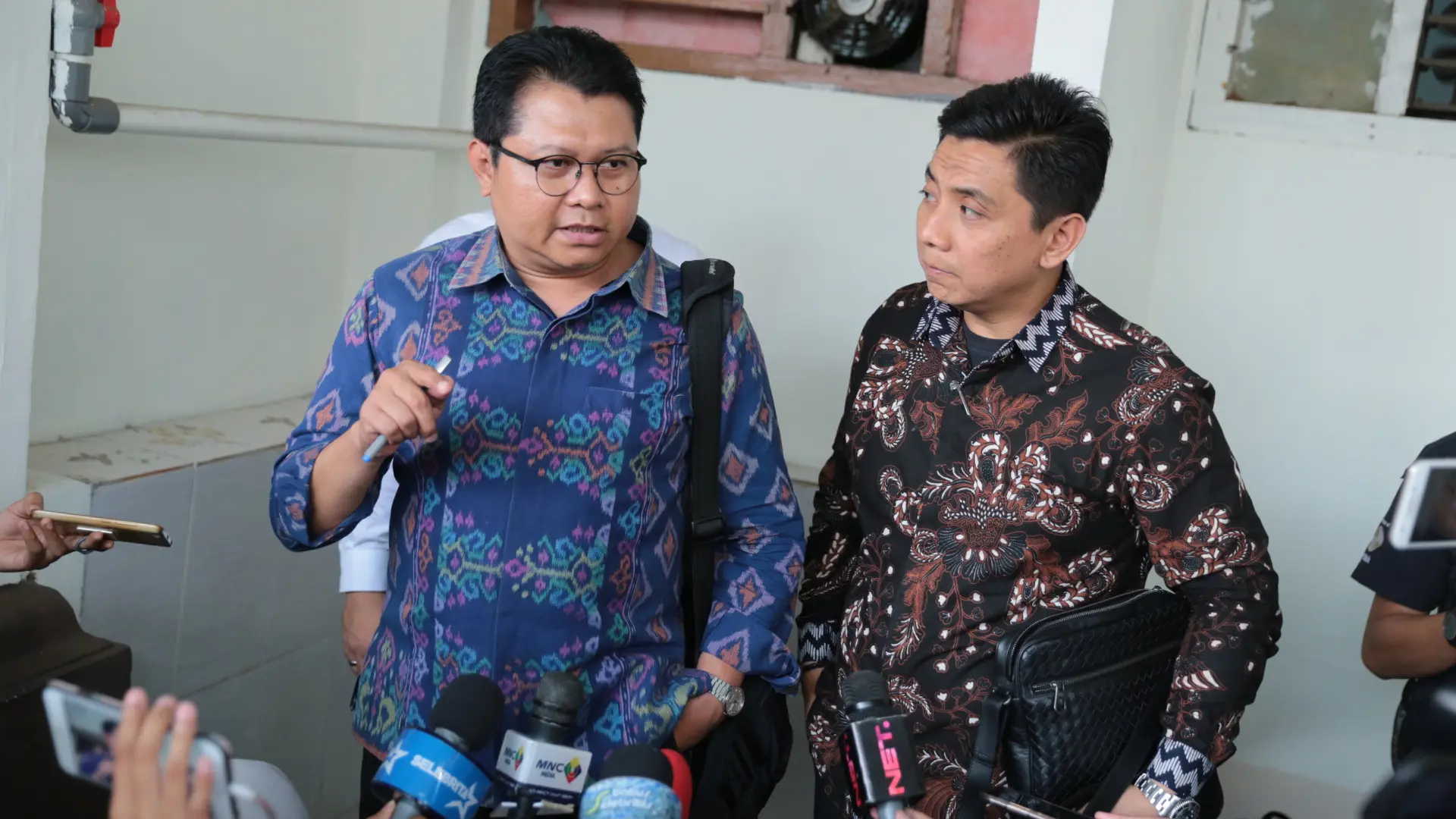 Sandy Arifin dan Hadi Sukrisno team kuasa hukum Nafa Urbach. (Adrian Putra/Bintang.com)