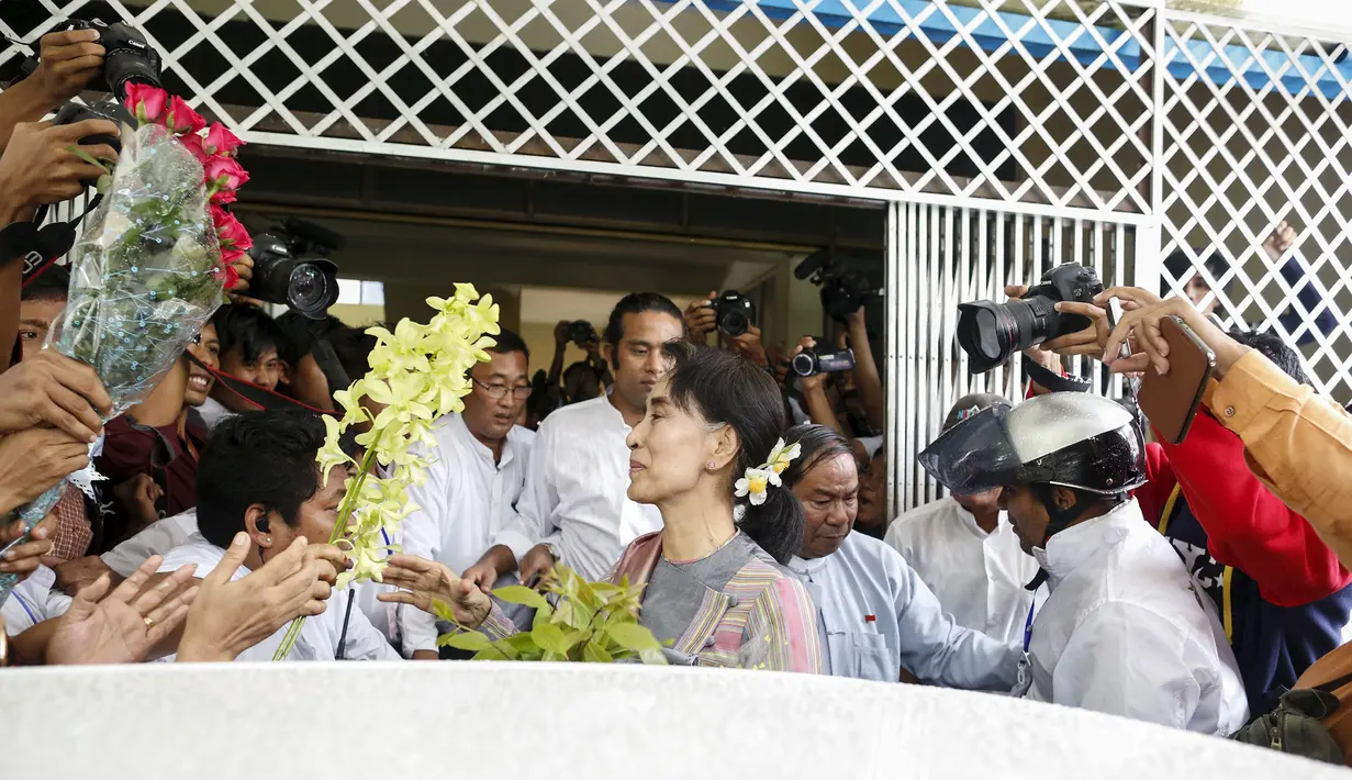 Aung San Suu Kyi usai menyerahkan dokumen pencalonannya sebagai Presiden di kantor Komisi Pemilihan Thanlyin (29/7/2015). Suu Kyi sendiri sudah memulai kampanye pribadi dari pintu ke pintu sejak Sabtu lalu di Yangon. (REUTERS/Soe Zeya Tun)