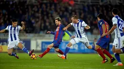 Striker Barcelona, Lionel Messi, berusaha melewati hadangan pemain Real Sociedad pada pekan ke-13 La Liga Spanyol di Estadio Municipal de Anoeta, Minggu (27/11/2016). (Reuters/Vincent West)