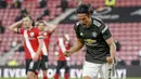 Striker Manchester United, Edinson Cavani, melakukan selebrasi usai mencetak gol ke gawang Southampton pada laga Liga Inggris di Stadion St. Mary's, Minggu (29/11/2020). MU menang dengan skor 3-2. (Mike Hewitt, Pool via AP)