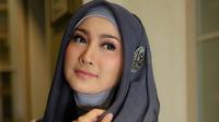 Desy Ratnasari merupakan artis senior Indonesia. Aktris yang terjun di dunia politik ini tetap terlihat cantik walaupun sudah berumur 44 tahun. (Foto: instagram.com/desyratnasarifans)
