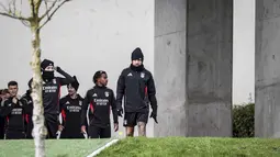 Menjamu Los Blancos, SL Benfica tampil percaya diri hasil kemenangan menakjubkan 4-2 pada pertemuan sebelumnya di fase liga. Tampak dalam foto, bek SL Benfica asal Argentina, Nicolas Otamendi tiba untuk sesi latihan menjelang leg pertama play-off Liga Champions 2025/2026 melawan Real Madrid di Kampus Benfica, Seixal, pinggiran Lisbon, Portugal, pada Senin 16 Februari 2026. (PATRICIA DE MELO MOREIRA/AFP)
