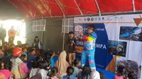 Puluhan anak-anak penyintas korban musibah gempa Cianjur, Jawa Barat di Posko Warung Kondang, mendapat hiburan gratis dari komunitas badut Tasikmalaya yang dihadirkan melalui 'Bakti Kalam Insani Tasikmalaya'. (Liputan6.com/Jayadi Supriadin)