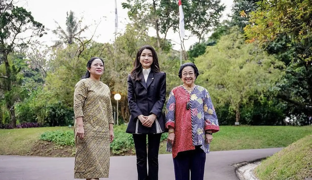 Blazer tersebut dipadukan inner kemeja panjang. Sang ibu negara pun menggerai rambutnya. [@puanmaharaniri]