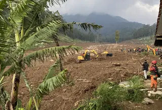Tim SAR tengah mencari korban longsor di Desa Pasirlangu, Kecamatan Cisarua, Kabupaten Bandung Barat. (Liputan6.com/ Dikdik Ripaldi)