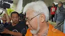Suroso Atmo Martoyo berjalan menuju mobil usai menjalani pemeriksaan di Gedung KPK, Jakarta, Selasa (26/05/2015). Suroso terlibat kasus suap dalam pembelian tetra ethyl lead (TEL) dari perusahaan asal Inggris, Innospec. (Liputan6.com/Andrian M Tunay)