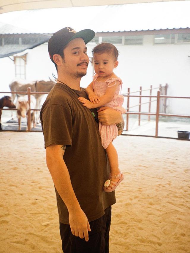 7 Potret Derby Romero saat Asuh Putrinya yang Makin Besar Ini Kompak Banget