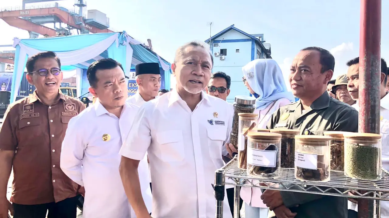 Menteri Perdagangan (Mendag) Zulkifli Hasan  di Pelabuhan Talang Duku, Jambi, Sabtu (23/9/2023).(Elza/Liputan6.com)