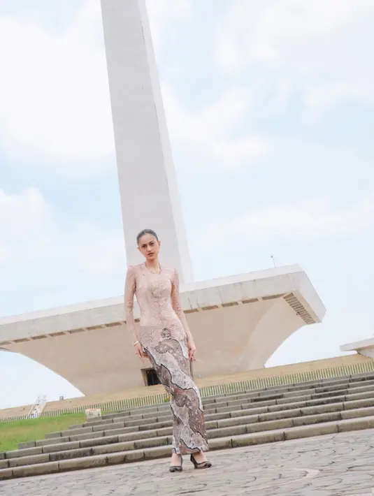 Sementara itu, Asila tampil mengenakan kebaya brokat warna coklat. Dipadukan bawahan kain batik yang senada dengan ibunya. Serta mengenakan stiletto heels sheer hitam. [@therealasilamaisa]