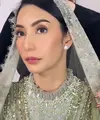 Pemeran, model, dan presenter Tyas Mirasih sedang diselimuti kebahagiaan. [Instagram/tyasmirasih]