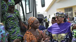Gadis-gadis sekolah yang telah dibebaskan dari Boko Haram saat tiba di tempat rehabilitasi khusus di Abuja, Nigeria, Selasa (30/5). Pada awal bulan Mei 2017, gadis-gadis ini telah dibebaskan oleh Boko Haram. (AP Photo / Olamikan Gbemiga)