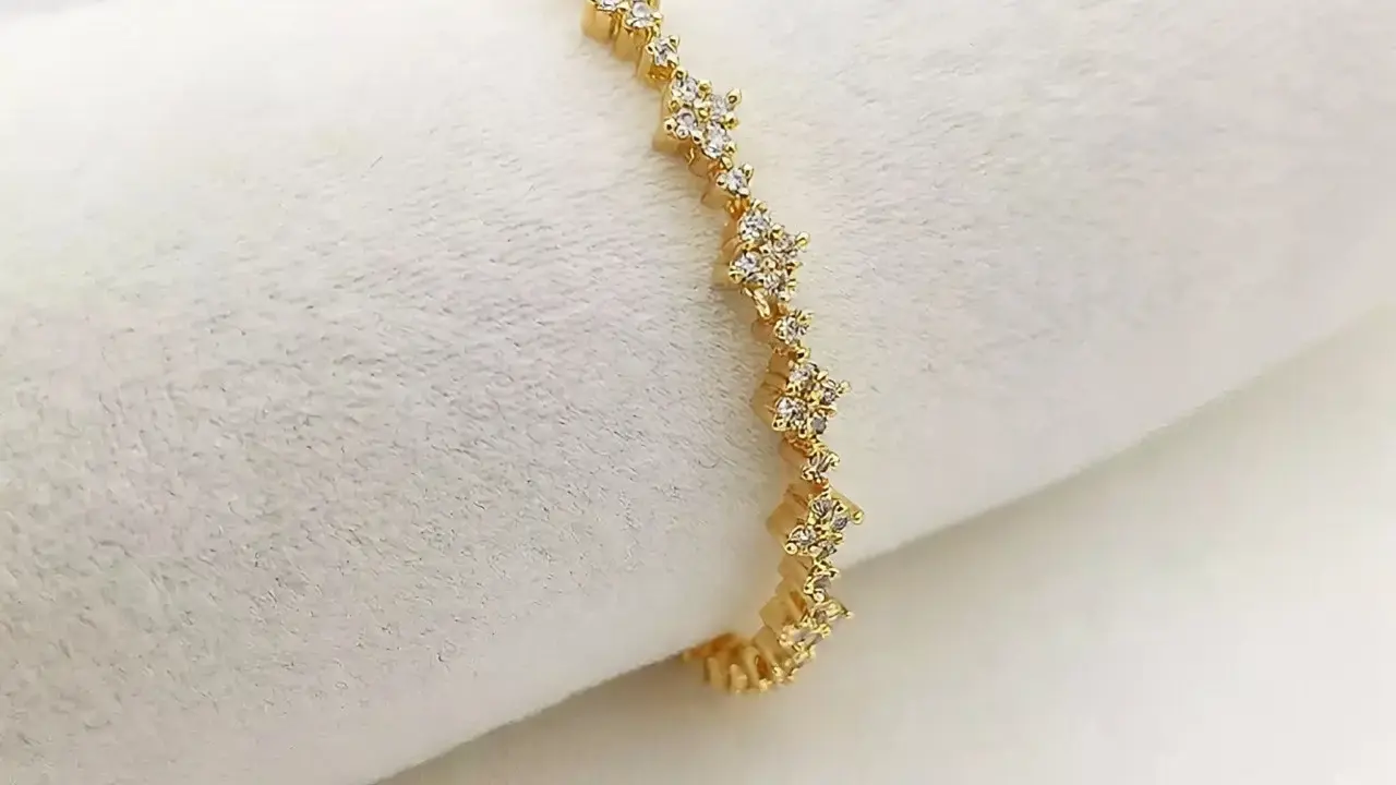 Desain Gelang Feminin dan Sedang Tren