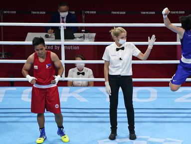 Selebrasi petinju asal Jepang Sena Irie (kanan) usai meraih kemenangan atas petinju Filipina Nesthy Petecio dalam pertandingan final tinju kelas bulu 60 kg putri pada Olimpiade Tokyo 2020, Selasa (3/8/2021). (Foto: AP/Frank Franklin II)