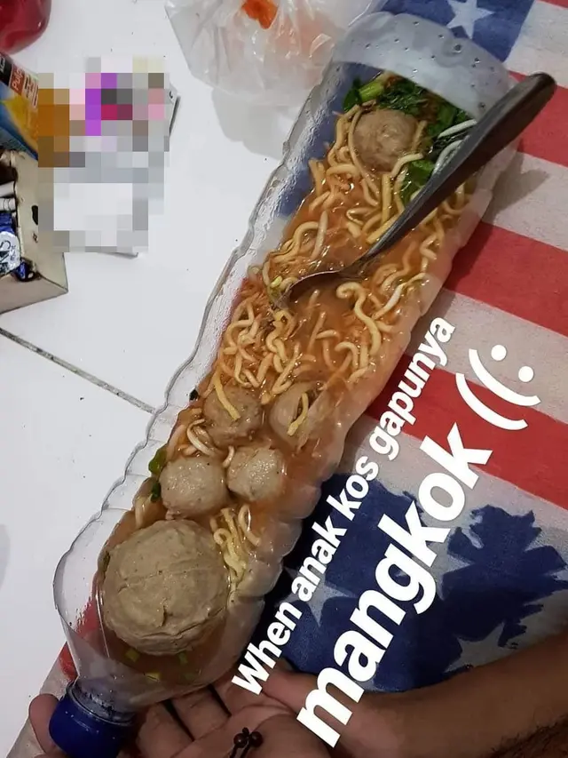 6 Potret Makan di Wadah Nyeleneh Karena Kepepet Ini Kocak