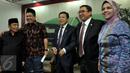 Ketua F-PKS Jazuli Juwaini, Ketua Timwas Haji DPR Fahri Hamzah, Ketua DPR Setya Novanto, Wakil Ketua DPR Fadli Zon dan Ketua BKSAP Nurhayati Ali Assegaf berfoto usai jumpa pers terkait kunker ke Arab Saudi, Jakarta, Rabu (30/9).(Liputan6.com/Johan Tallo)