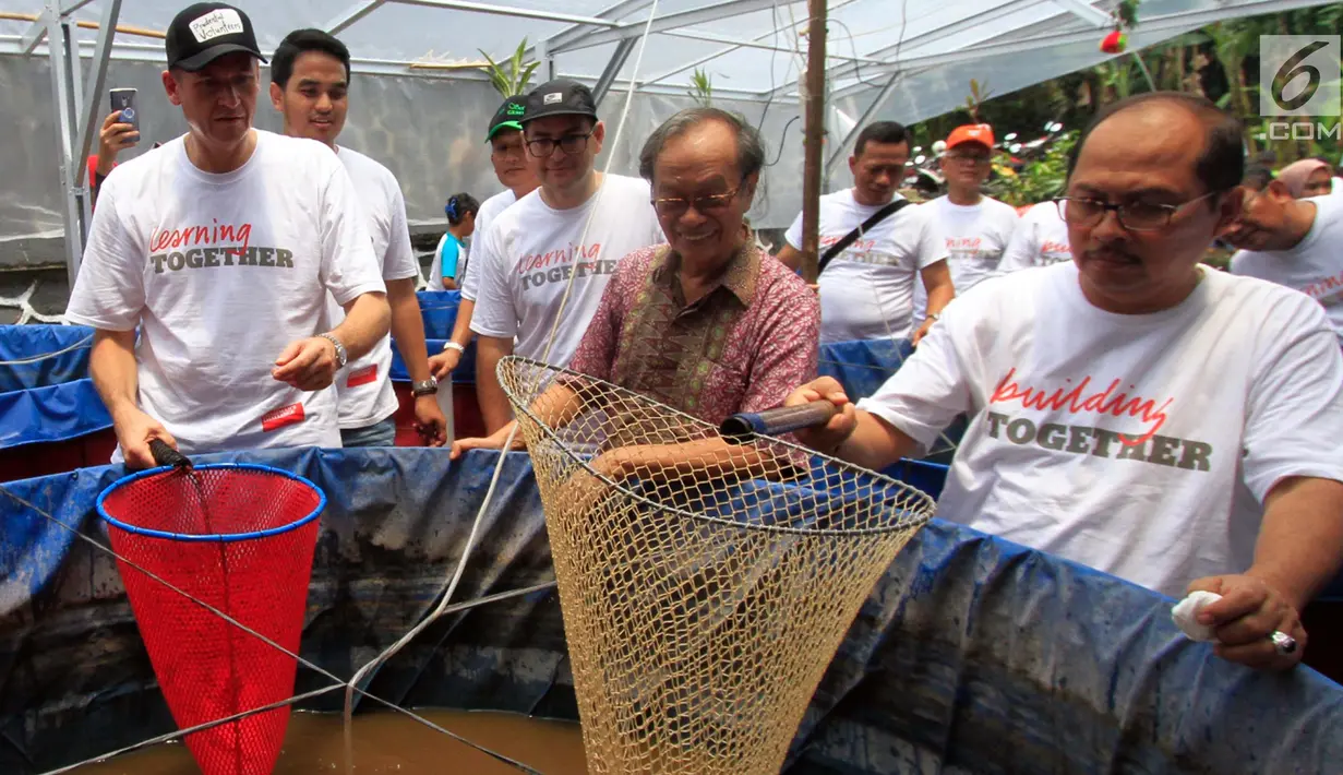 Presiden Direktur PT Prudential Indonesia Jens Reisch (kiri) meninjau kolam bioflok di Asrama Dinas Lingkungan Hidup Jakarta, Jakarta, Sabtu (28/10). Prudential Indonesa memberikan kontribusi pemberdayaan budidaya ikan air tawar. (Liputan6.com)