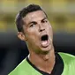 Ekspresi bintang Real Madrid, Cristiano Ronaldo, saat latihan jelang laga Piala Super Eropa di Stadion National Arena Filip II, Skpje, Senin (7/8/2017). Real Madrid akan bertanding melawan Manchester United. (AFP/Nikolay Doychinov)