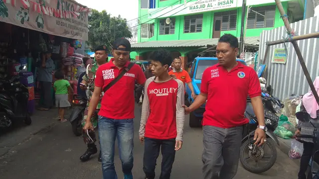 Razia Narkoba di Pasar Manggis, Jakarta Selatan. (Merdeka.com/Nur Habibie)