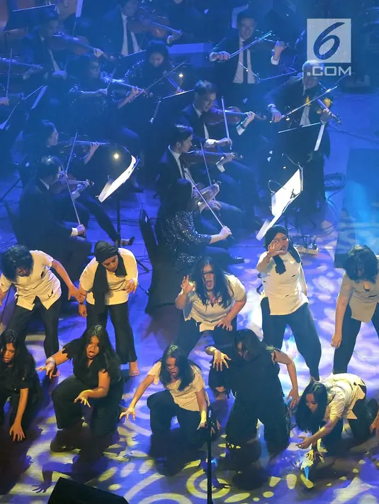 Kelompok paduan suara The Resonanz Children's Choir (TRCC) tampil saat Konser Beat It A Tribute to Michael Jackson di Gedung Teater Jakarta, Taman Ismail Marzuki, Jakarta Pusat, Sabtu (1/12). (New Fimela/Bambang Eros)