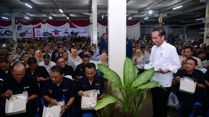Presiden Jokowi Makan Siang Nasi Kotak Bareng Buruh Pabrik di Sidoarjo