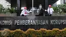 Pekerja PT JICT dan PT Pelindo II melakukan aksi pantomim di depan KPK, Jakarta, Kamis (11/2). Dalam aksinya, mereka menanyakan pengusutan kasus perpanjangan kontrak JICT yang terindikasi melanggar UU (Liputan6.com/Helmi Afandi)