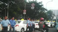 Terlihat taksi putih berbaris di depan UKI Cawang Jaktim, persiapan unjuk rasa. (@NiksonSiregar)