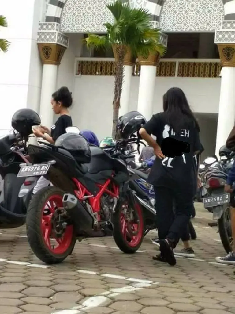 Beberapa remaja di Pontianak terlihat mengenakan kaos ikeh. (Foto: Facebook Indonesia Watch)