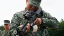 Komandan Korps Marinir Filipina, Mayjen Emmanuel Salamat memeriksa senjata laras panjang pemberian AS di kota Taguig, sebelah timur Manila, Filipina (5/6). (AP Photo / Bullit Marquez)