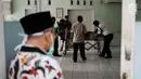 Petugas memasang plastik wraping pada peti jenazah ibunda Roro Fitria, Raden Retno Winingsih, di Rumah Sakit Fatmawati, Jakarta, Senin (15/10). Rencananya jenazah ibunda Roro Fitria akan diberangkatkan ke Yogyakarta. (Liputan6.com/Faizal Fanani)