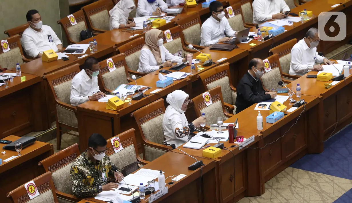 Menteri Tenaga Kerja Ida Fauziah mengikuti rapat dengar pendapat dengan Komisi IX DPR di Komplek Parlemen, Jakarta, Rabu (7/4/2021). Dalam rapat tersebut Komisi IX menyampaikan bahwa Kementerian Tenaga Kerja agar memperhatikan nasib kesejahteraan wartawan. (Liputan6.com/Angga Yuniar)